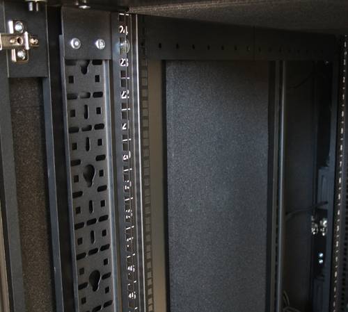 Rca Informatique - image du produit : NETSHELTER CX 38U SECURE SOUNDPROOFED SERVER ROOM