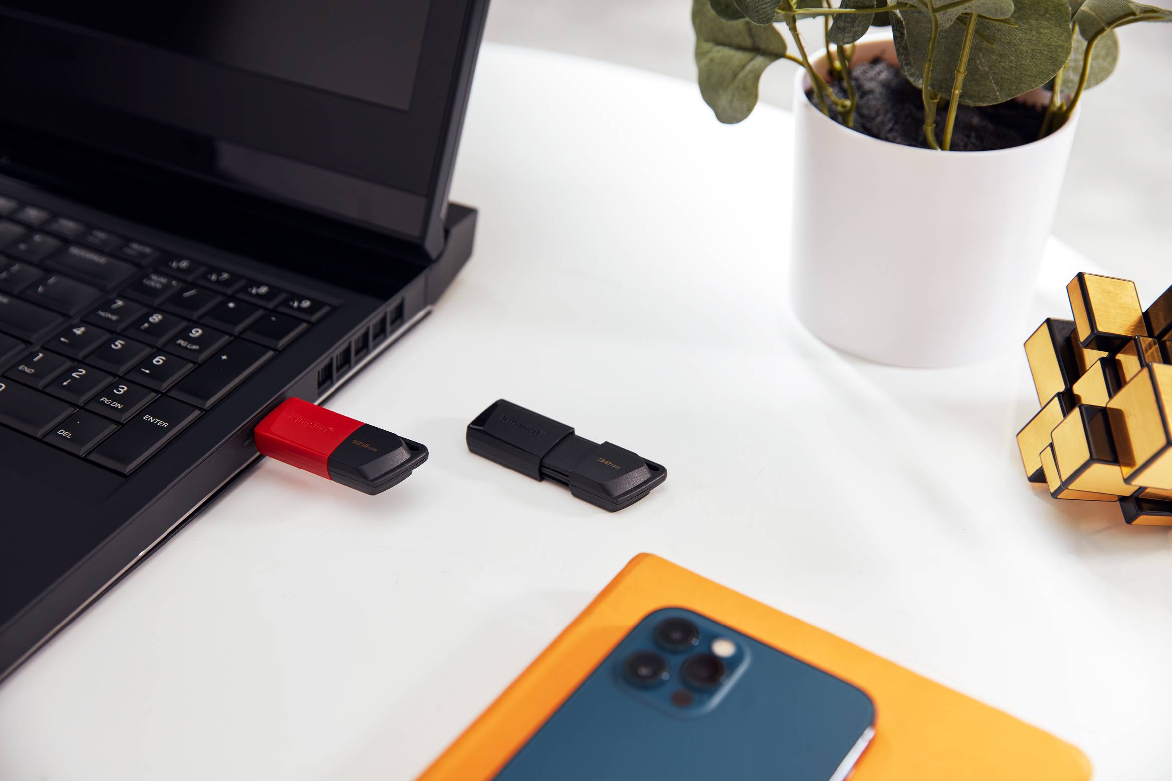 Rca Informatique - image du produit : 128GB DT EXODIA M USB3.2 GEN 1 (BLACK + RED)