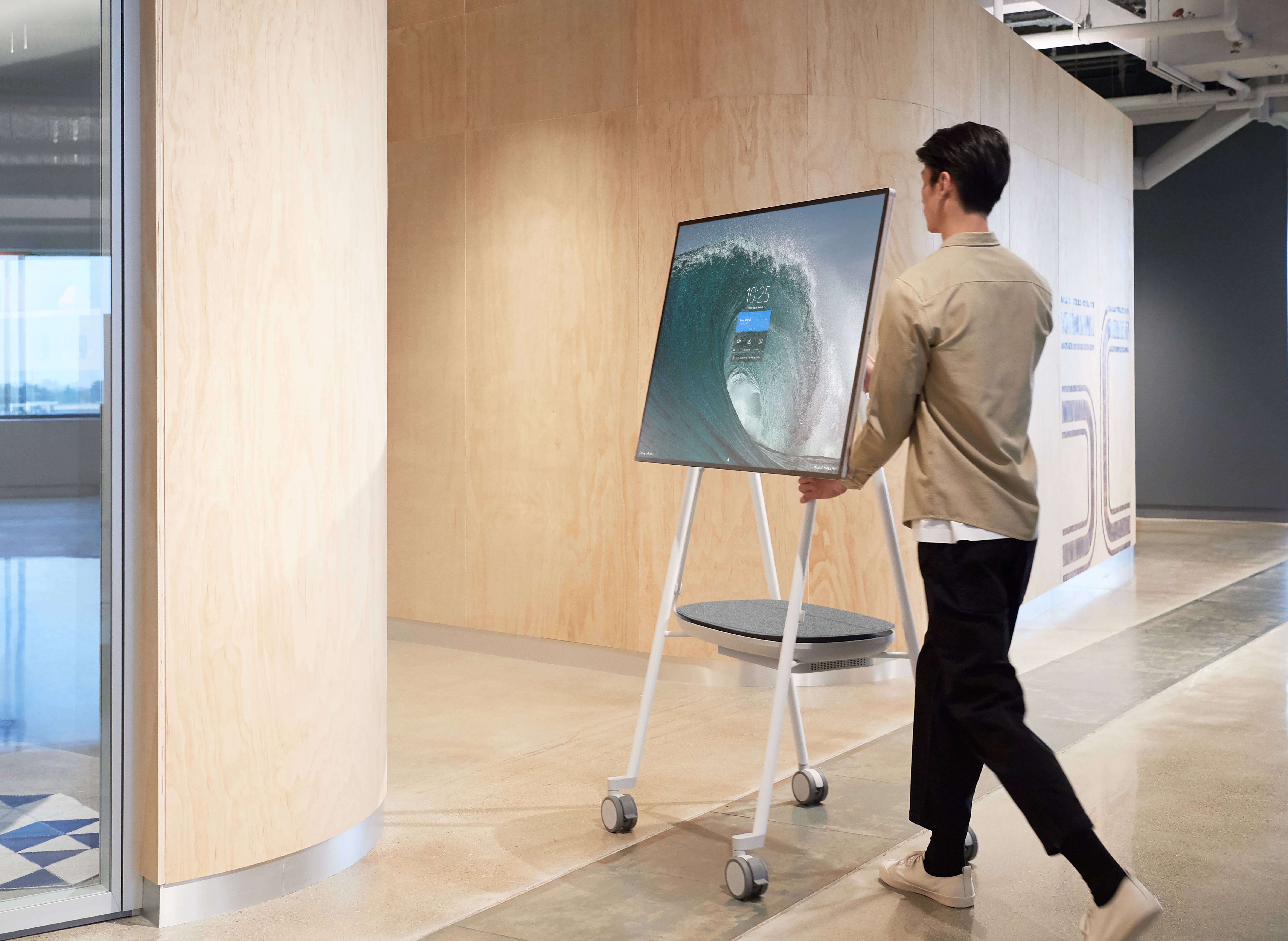 Rca Informatique - image du produit : SMART-UPS CHARGE MOBILE BATTERY FOR MICROSOFT SURFACE HUB 2