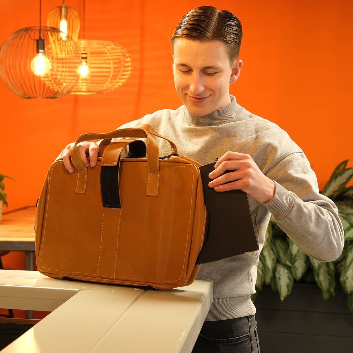 Rca Informatique - image du produit : VIVA LAPTOP BAG 15.6IN BROWN - FULL GRAIN LEATHER BROWN